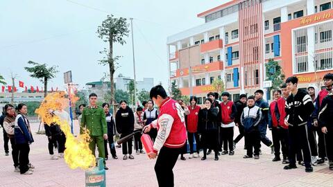Một ngày làm lính cứu hoả của học sinh trường THCS Ngọc Hồi