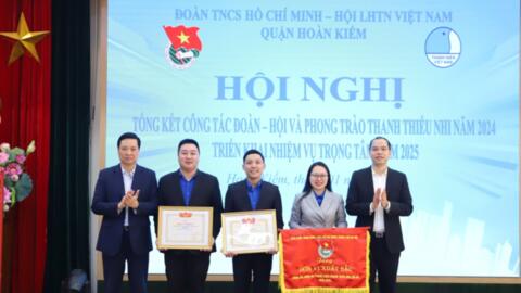 Quận đoàn Hoàn Kiếm nhận Cờ thi đua xuất sắc dẫn đầu