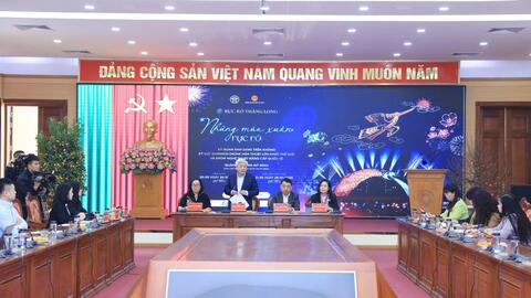 Hà Nội trình diễn drone kết hợp hỏa thuật mừng Xuân Ất Tỵ