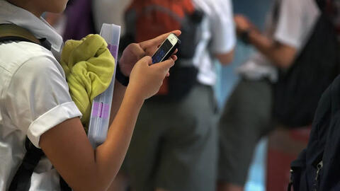 Phụ huynh Singapore ủng hộ cấm điện thoại