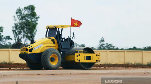 Đại công trường sân bay Phù Cát rộn ràng khí thế chào mừng Đại hội XIV