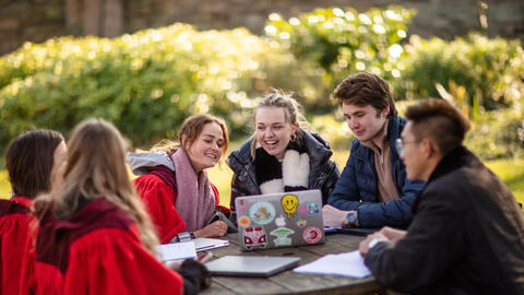 Anh: Hạ chỉ tiêu tuyển sinh quốc tế