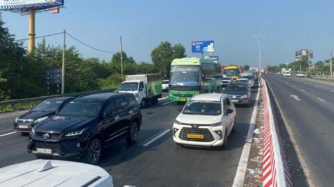 Giao thông TPHCM trưa mùng 6 Tết: Cửa ngõ đông xe nhưng không ùn tắc