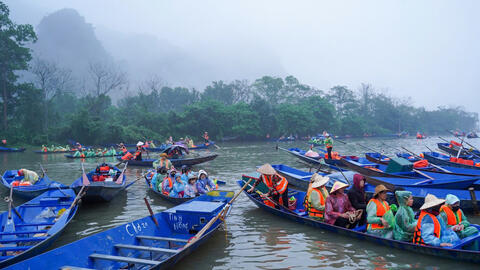 Du khách 'đội mưa' trẩy hội chùa Hương
