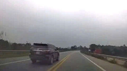 Phạt tiền, trừ điểm bằng lái tài xế xe biển xanh vượt ẩu trên cao tốc