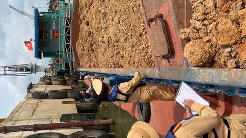 Bắt giữ tàu chở 700m3 đất san lấp lậu trên sông Hồng