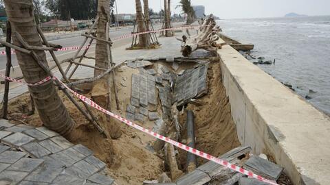 Bờ kè biển ở Thanh Hóa mới làm xong chưa lâu đã sụt lún