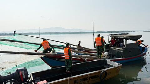 Bắt quả tang 3 tàu cá dùng kích điện khai thác thủy sản