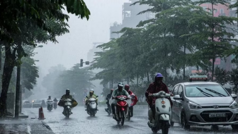 Cảnh báo dông, lốc, mưa đá, mưa lớn cục bộ tại khu vực nội thành Hà Nội