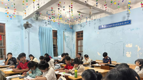 'Giữ chân' học sinh ở lại trường ôn thi