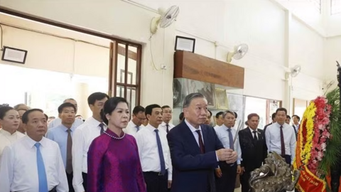 Tổng Bí thư, Chủ tịch nước Tô Lâm dâng hương tưởng niệm Chủ tịch Hồ Chí Minh tại Thái Lan
