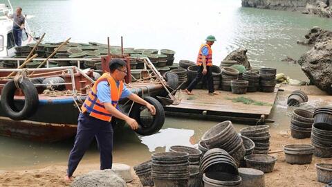 Thu gom khoảng 7.000 lồng sau nuôi thủy sản trái phép trên Vịnh Hạ Long