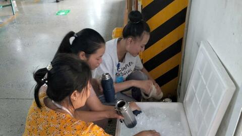 Doanh nghiệp dùng xe chữa cháy phun nước để chống nóng cho công nhân