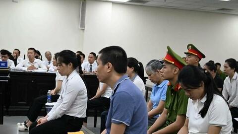 Vợ ốm vắng mặt, ông trùm sản xuất thực phẩm chức năng giả hầu tòa cùng đồng phạm