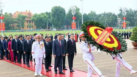 Đoàn đại biểu Ban Chấp hành Trung ương Đảng vào Lăng viếng Chủ tịch Hồ Chí Minh