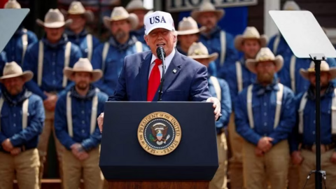 Ông Trump gỡ rào cản bảo mật trong điều tra UFO