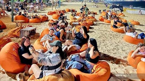 Nha Trang siết quản lý bờ biển, loạt nhà hàng lớn buộc thu hồi ô, ghế sau 18h