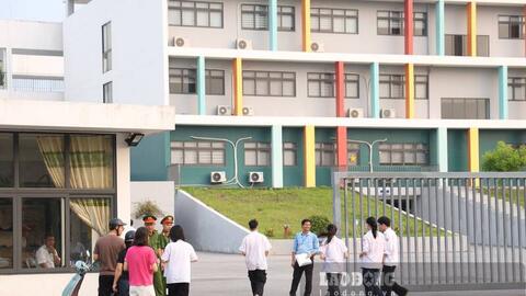 Các thí sinh tại điểm thi Chuyên Tuyên Quang bước vào môn thi lại đầu tiên