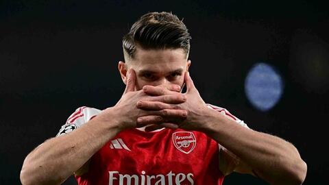 Julian Alvarez đứng giữa Arsenal và Barcelona