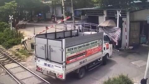 Hà Nội phạt 25 triệu đồng tài xế làm hỏng cần chắn đường sắt