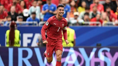 Ronaldo vượt xa Messi ở cuộc bầu chọn Quả bóng vàng hay nhất mọi thời đại