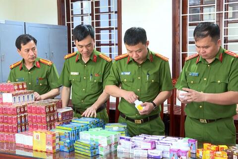 <a href="/phap-luat" title="Pháp luật" rel="dofollow">Pháp luật</a>