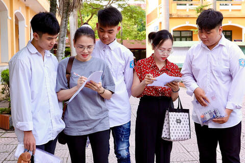 <a href="/song-xanh/giao-duc" title="Giáo dục" rel="dofollow">Giáo dục</a>