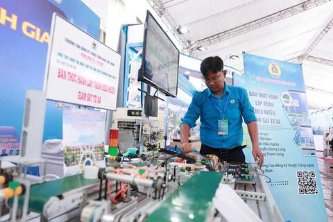 <a href="/phat-trien-ben-vung" title="Phát triển bền vững" rel="dofollow">Phát triển bền vững</a>