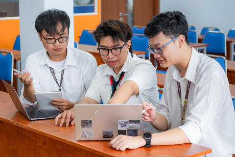 <a href="/song-xanh/giao-duc" title="Giáo dục" rel="dofollow">Giáo dục</a>