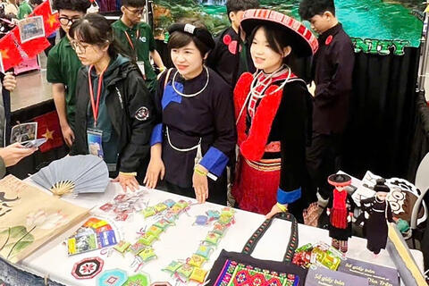 <a href="/phat-trien-ben-vung" title="Phát triển bền vững" rel="dofollow">Phát triển bền vững</a>