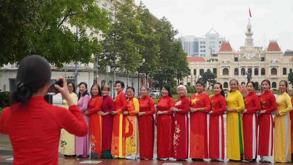 Người dân TPHCM xuống phố sớm chụp ảnh dịp lễ 2.9