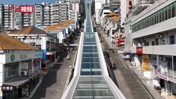 Trung Quốc khánh thành thang cuốn ngoài trời dài nhất thế giới