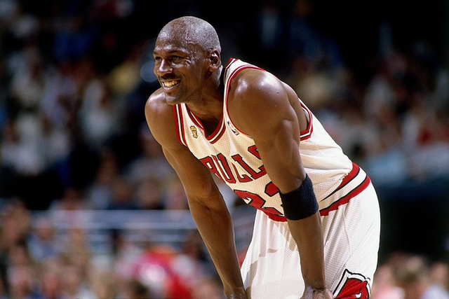 Michael Jordan: 20 năm trước đi bán quần áo, 20 năm sau tên tuổi vang vọng mỗi một góc trên thế giới - Ảnh 2. Michael Jordan: 20 năm trước đi bán quần áo, 20 năm sau tên tuổi vang vọng mỗi một góc trên thế giới - Ảnh 2.