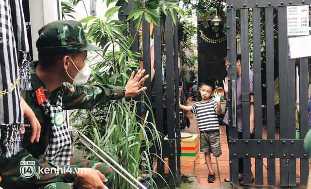 Chùm ảnh: Bộ đội bịn rịn vẫy tay tạm biệt người dân để trở về sau 2 tháng hỗ trợ TP.HCM chống dịch - Ảnh 1. Chùm ảnh: Bộ đội bịn rịn vẫy tay tạm biệt người dân để trở về sau 2 tháng hỗ trợ TP.HCM chống dịch - Ảnh 1.