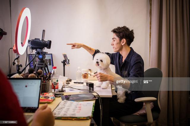 Một buổi livestream chốt đơn được 35 nghìn tỷ đồng, ông hoàng livestream của Trung Quốc leo thẳng lên Top Search! - Ảnh 3. Một buổi livestream chốt đơn được 35 nghìn tỷ đồng, ông hoàng livestream của Trung Quốc leo thẳng lên Top Search! - Ảnh 3.