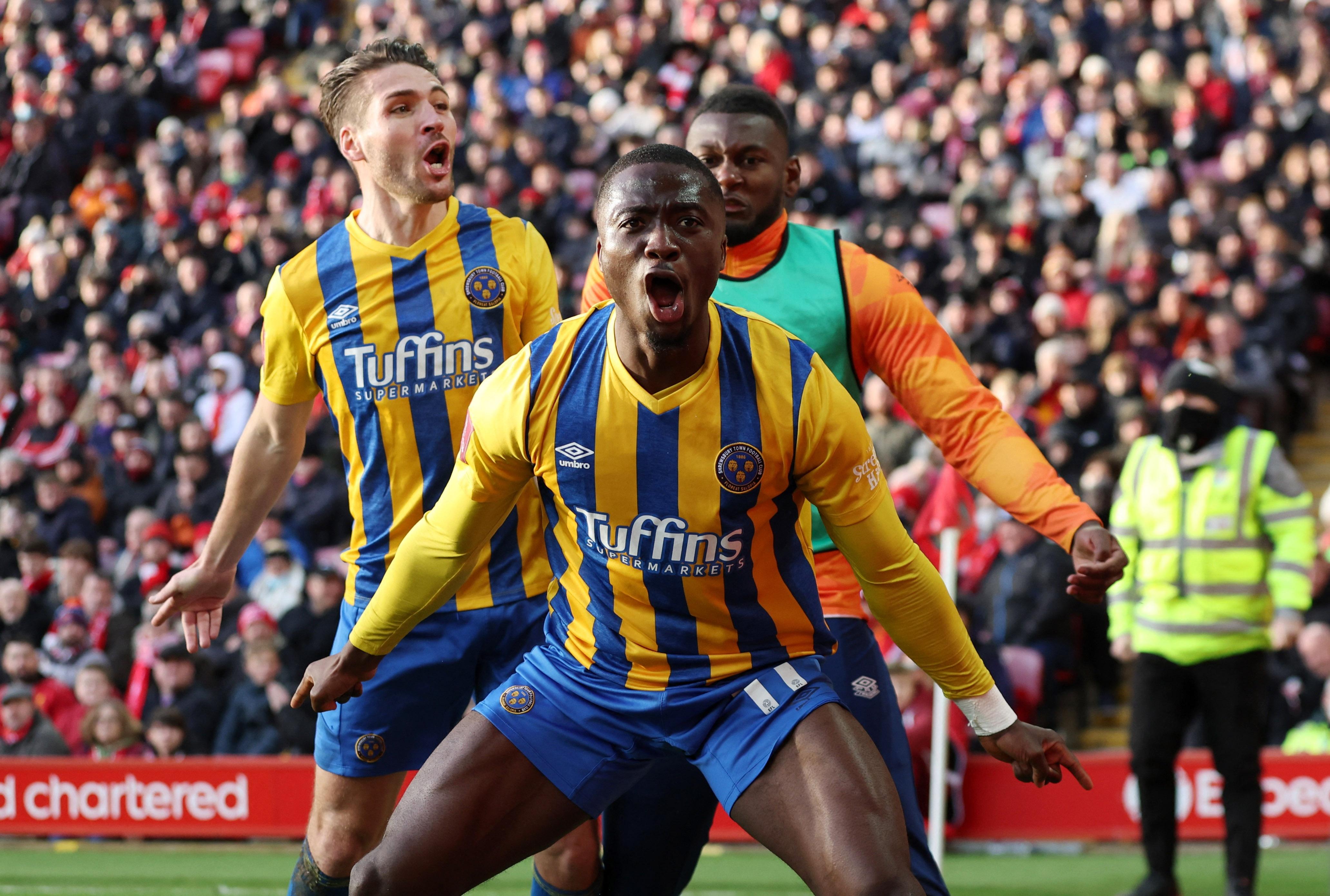 Udoh ăn mừng như siêu sao đang chơi cho Manchester United.
