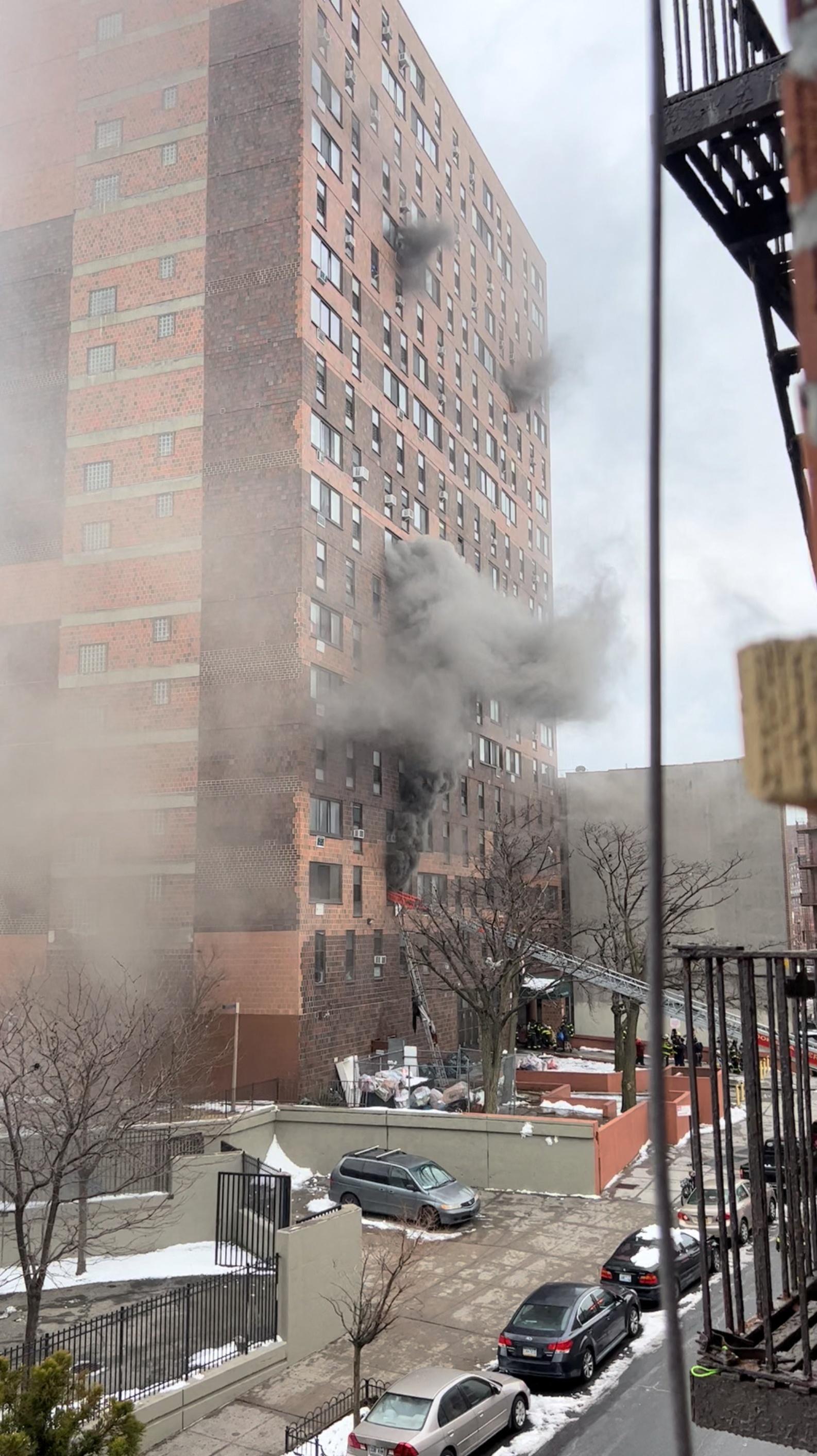 Khói bốc ra từ tòa chung cư ở khu Bronx, New York. Ảnh: Reuters.