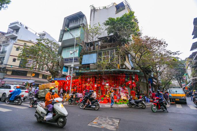 Phố Hàng Mã đa dạng các mặt hàng phục vụ Tết Nguyên đán 2022 - Ảnh 1. Phố Hàng Mã đa dạng các mặt hàng phục vụ Tết Nguyên đán 2022 - Ảnh 1.