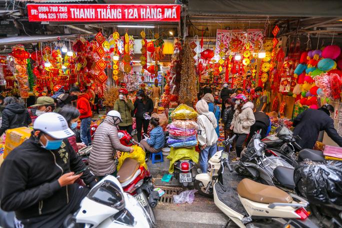 Phố Hàng Mã đa dạng các mặt hàng phục vụ Tết Nguyên đán 2022 - Ảnh 2. Phố Hàng Mã đa dạng các mặt hàng phục vụ Tết Nguyên đán 2022 - Ảnh 2.