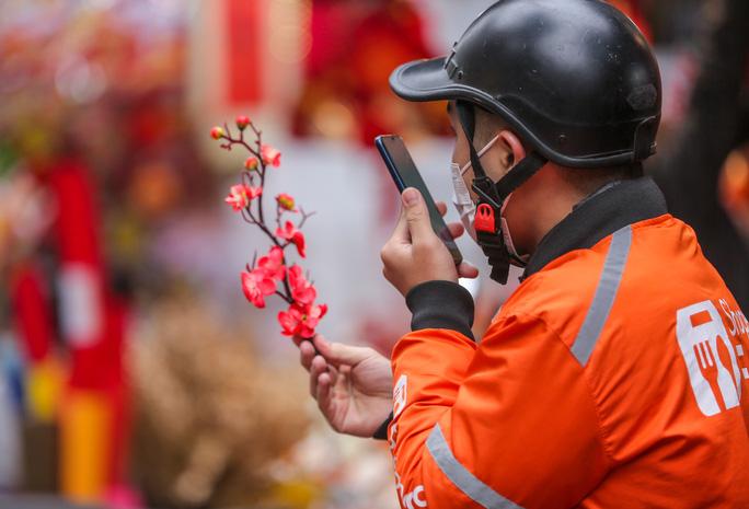 Phố Hàng Mã đa dạng các mặt hàng phục vụ Tết Nguyên đán 2022 - Ảnh 10. Phố Hàng Mã đa dạng các mặt hàng phục vụ Tết Nguyên đán 2022 - Ảnh 10.