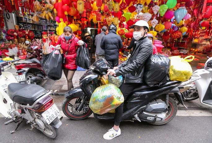 Phố Hàng Mã đa dạng các mặt hàng phục vụ Tết Nguyên đán 2022 - Ảnh 8. Phố Hàng Mã đa dạng các mặt hàng phục vụ Tết Nguyên đán 2022 - Ảnh 8.
