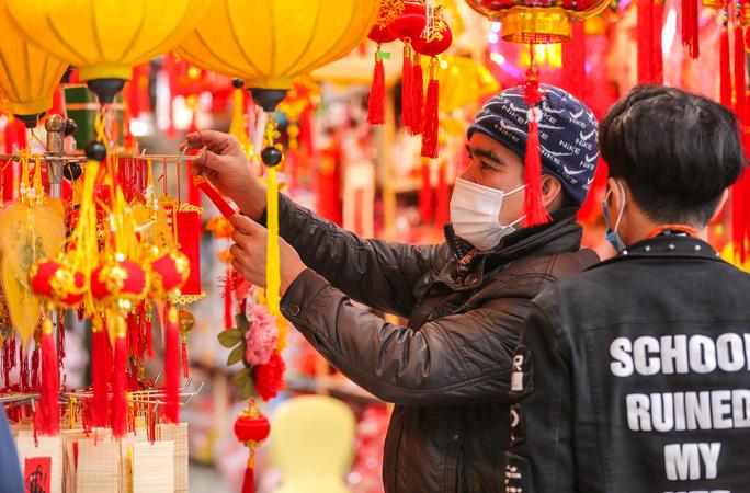 Phố Hàng Mã đa dạng các mặt hàng phục vụ Tết Nguyên đán 2022 - Ảnh 6. Phố Hàng Mã đa dạng các mặt hàng phục vụ Tết Nguyên đán 2022 - Ảnh 6.