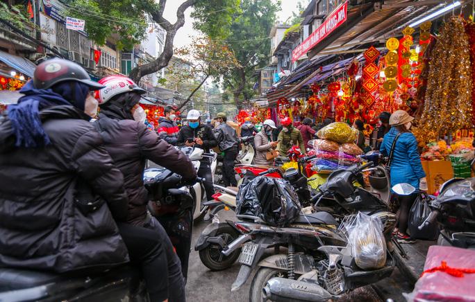Phố Hàng Mã đa dạng các mặt hàng phục vụ Tết Nguyên đán 2022 - Ảnh 3. Phố Hàng Mã đa dạng các mặt hàng phục vụ Tết Nguyên đán 2022 - Ảnh 3.