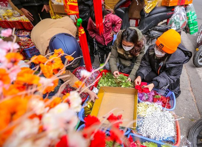 Phố Hàng Mã đa dạng các mặt hàng phục vụ Tết Nguyên đán 2022 - Ảnh 5. Phố Hàng Mã đa dạng các mặt hàng phục vụ Tết Nguyên đán 2022 - Ảnh 5.
