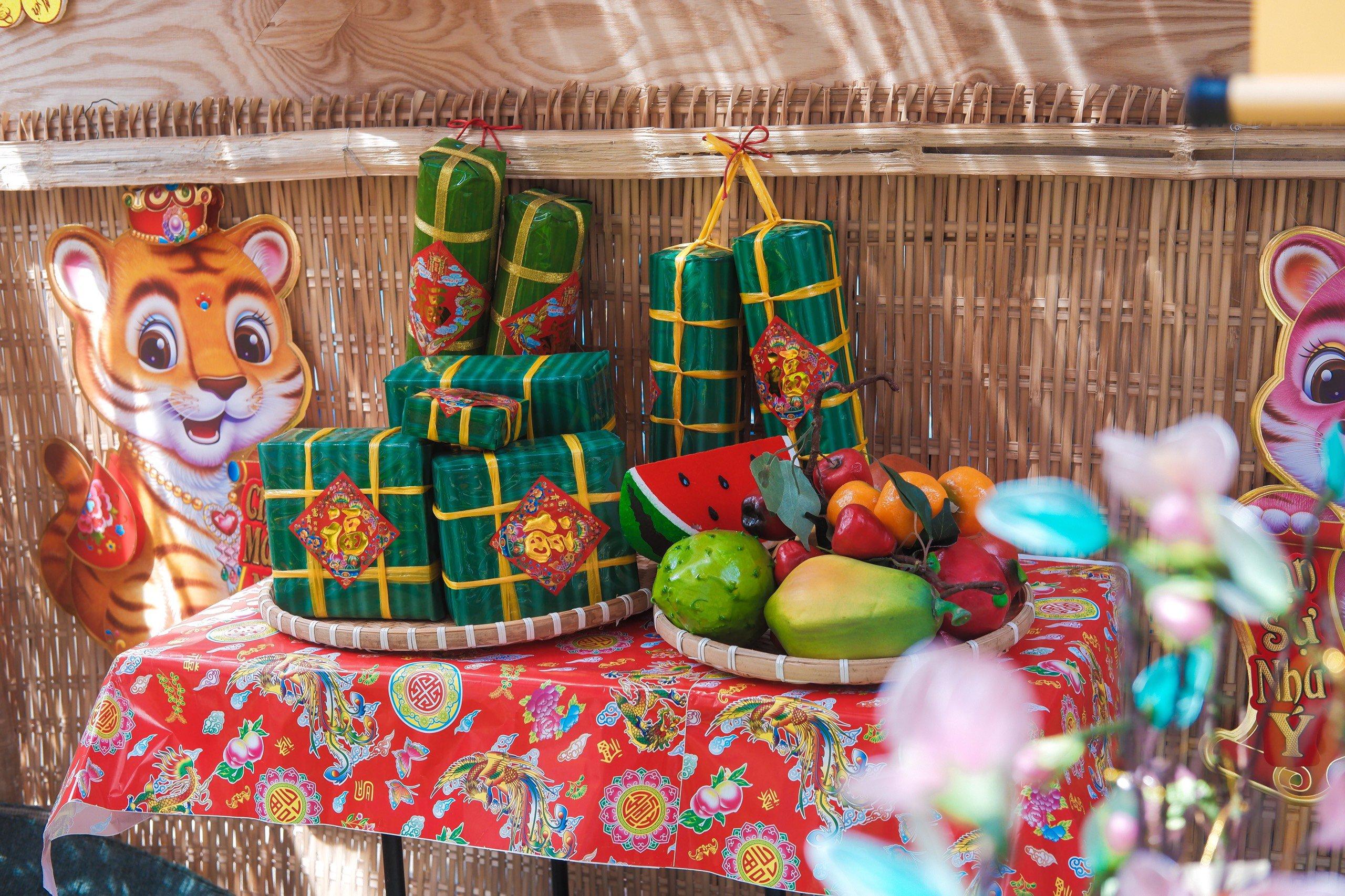 Ông Thu dành 15 ngày để trang trí tiểu cảnh Tết trước hẻm 52 Nguyễn Hữu Cầu (quận 1). Ảnh: Nguyễn Toàn.