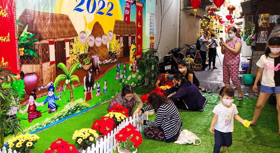 Người dân ở chung cư Nguyễn Thái Bình (quận 1) cùng nhau trang trí đón Tết Nhâm Dần 2022. Ảnh: Nguyễn Toàn.
