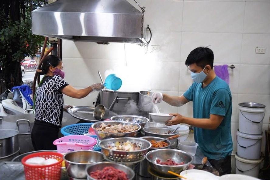 11 phường trên địa bàn quận Hoàn Kiếm được nới lỏng hoạt động, được bán hàng ăn uống tại chỗ. Ảnh: Quang Thái