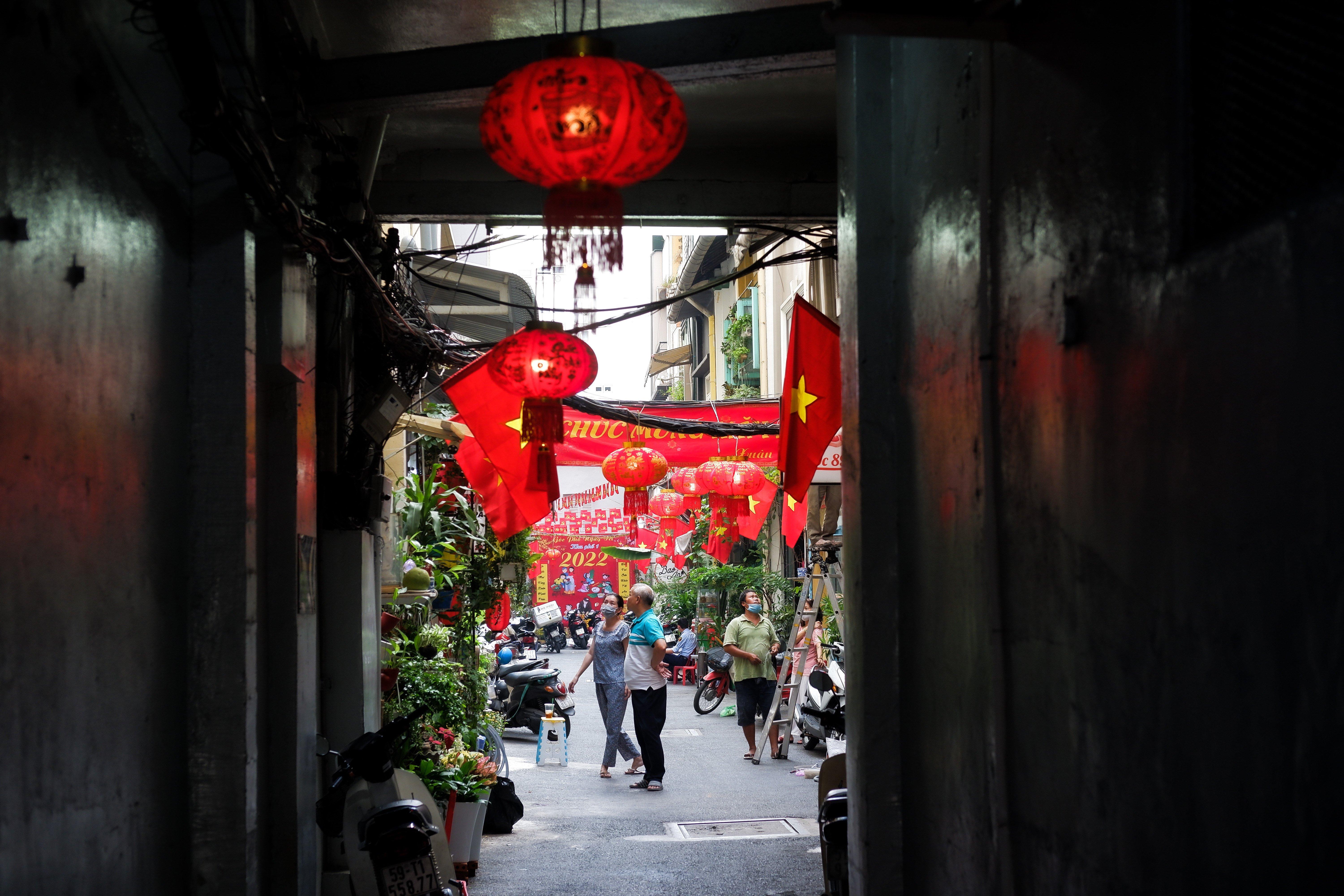 Gia đình chị Dung và hàng xóm trang trí con hẻm 89 Hàm Nghi. Ảnh: Nguyễn Toàn.