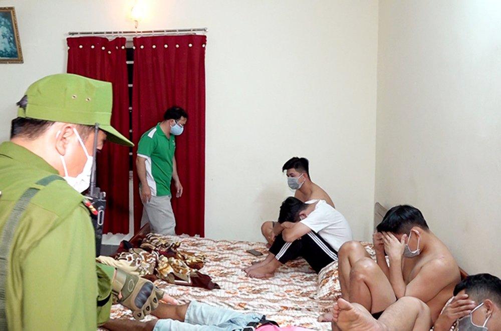 Nhóm thanh niên sử dụng trái phép chất ma túy trong khách sạn tại An Giang. Ảnh: Tiến Tầm.