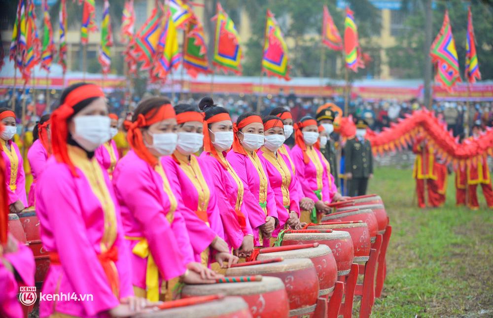 Mùa xuân năm 987, lần đầu tiên vua Lê Đại Hành cùng văn võ bá quan cày ruộng ở Đọi Sơn và bắt được chum vàng, năm 988 cày ở Bàn Hải bắt được chum bạc, vì thế những thửa ruộng này còn được gọi là Kim Ngân Điền.